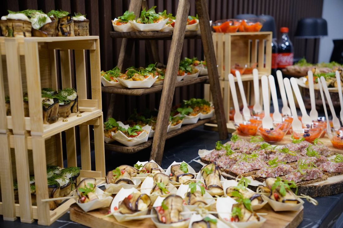 Stół cateringowy restauracji Papacha z przekąskami